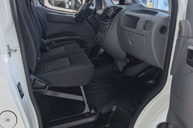 Used SAIC MAXUS Xintu V80 2023 2.0T Manual Classic Aoyuntong Short Wheelbase Mid-Roof 5/6-Seater Interior 3