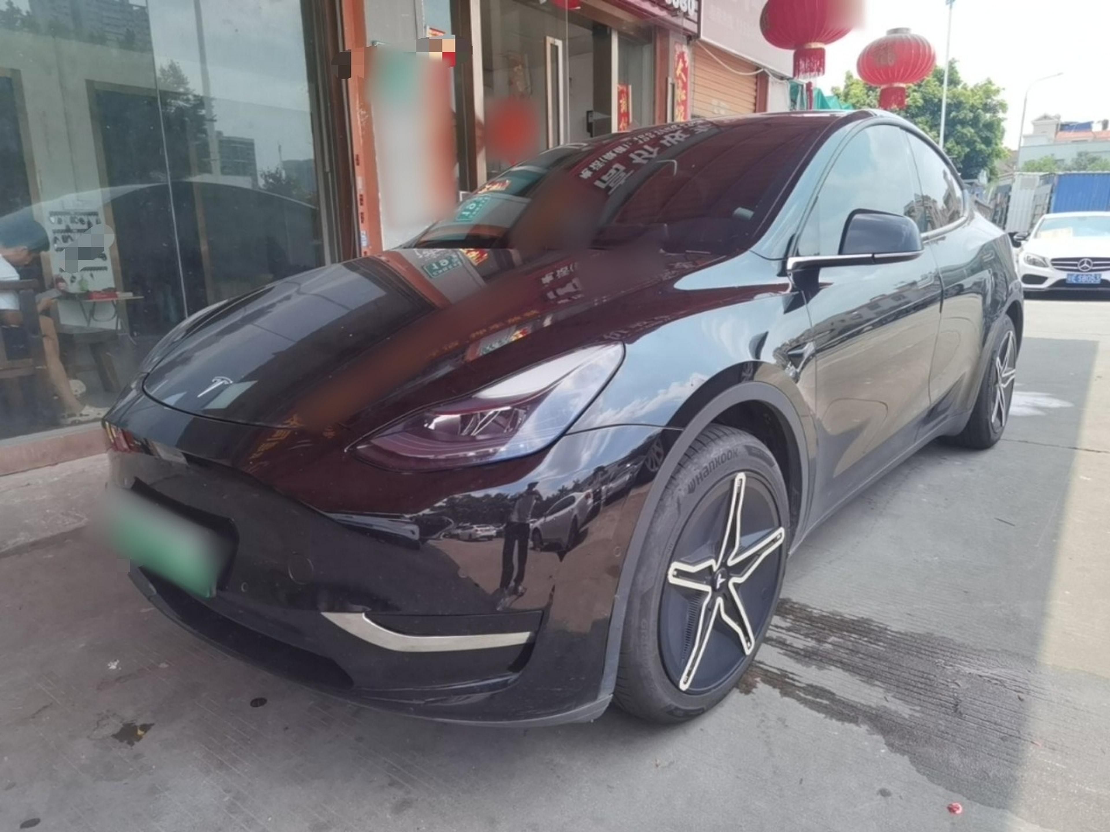 Под передней частью автомобиля