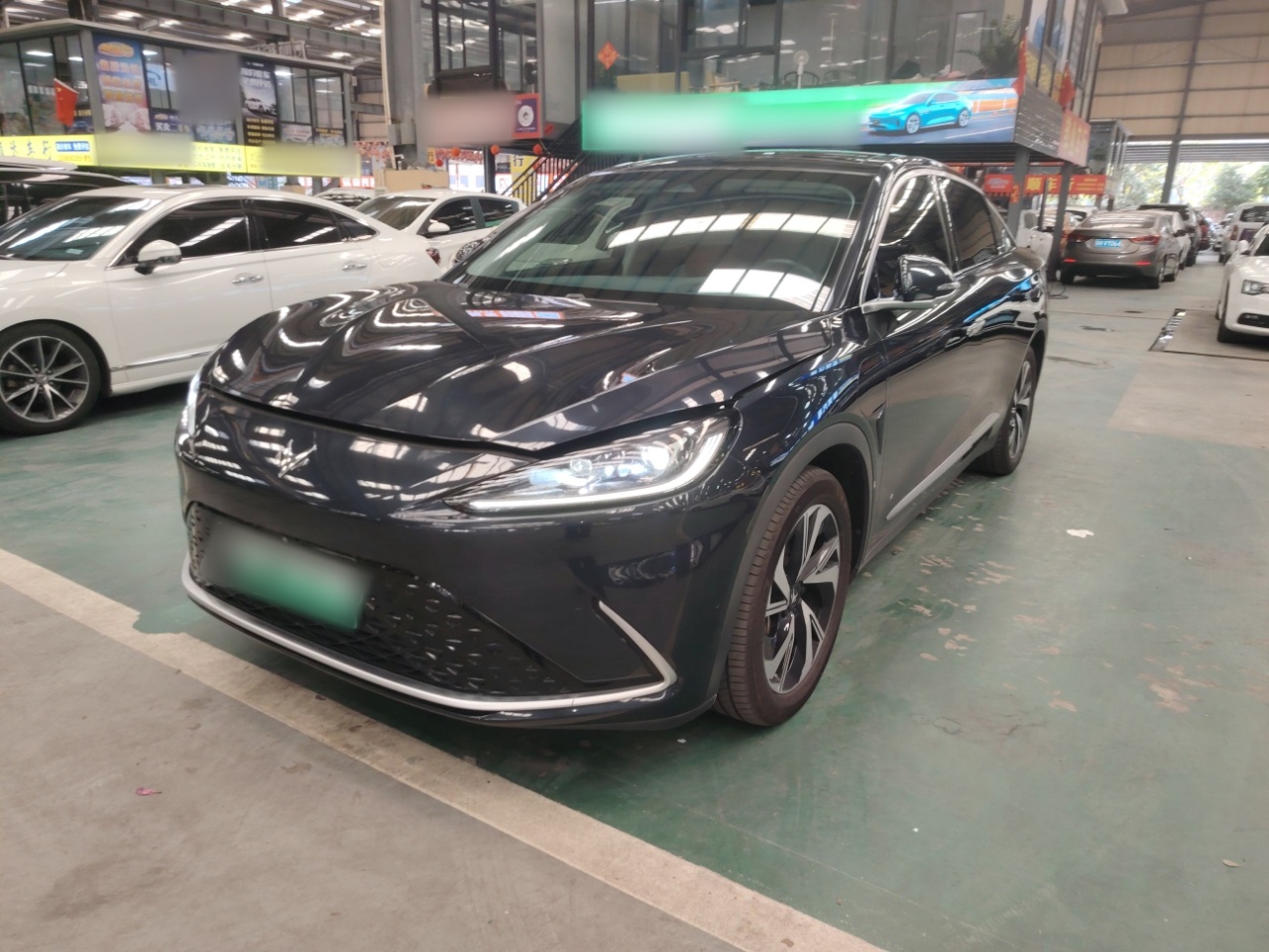 تحت مقدمة السيارة