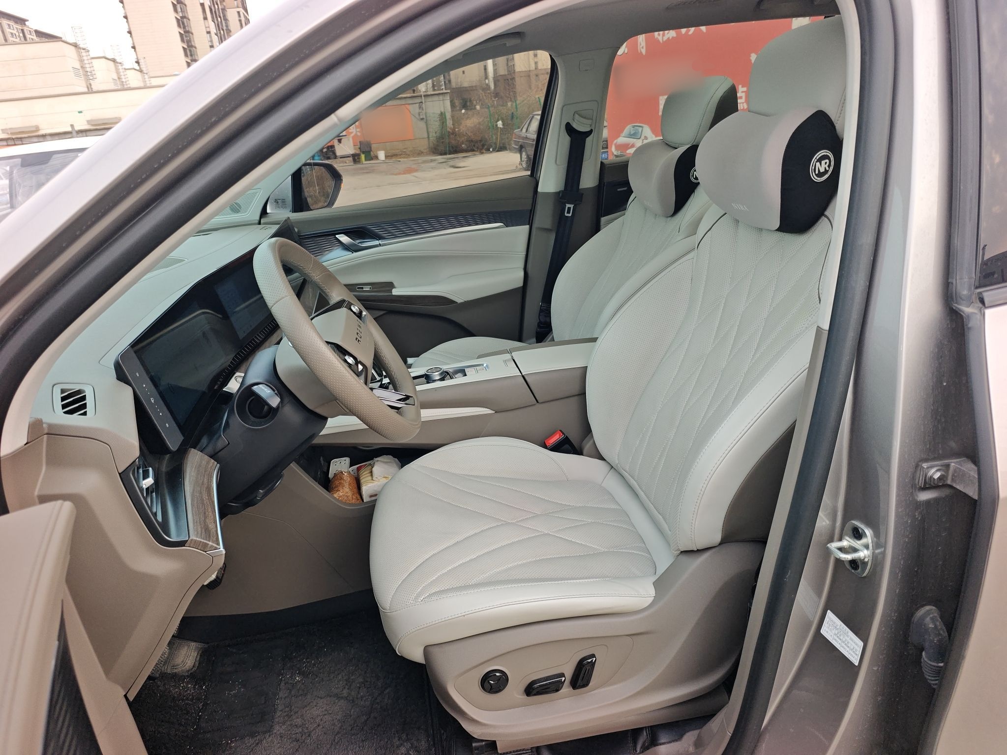 Переднее сиденье в автомобиле