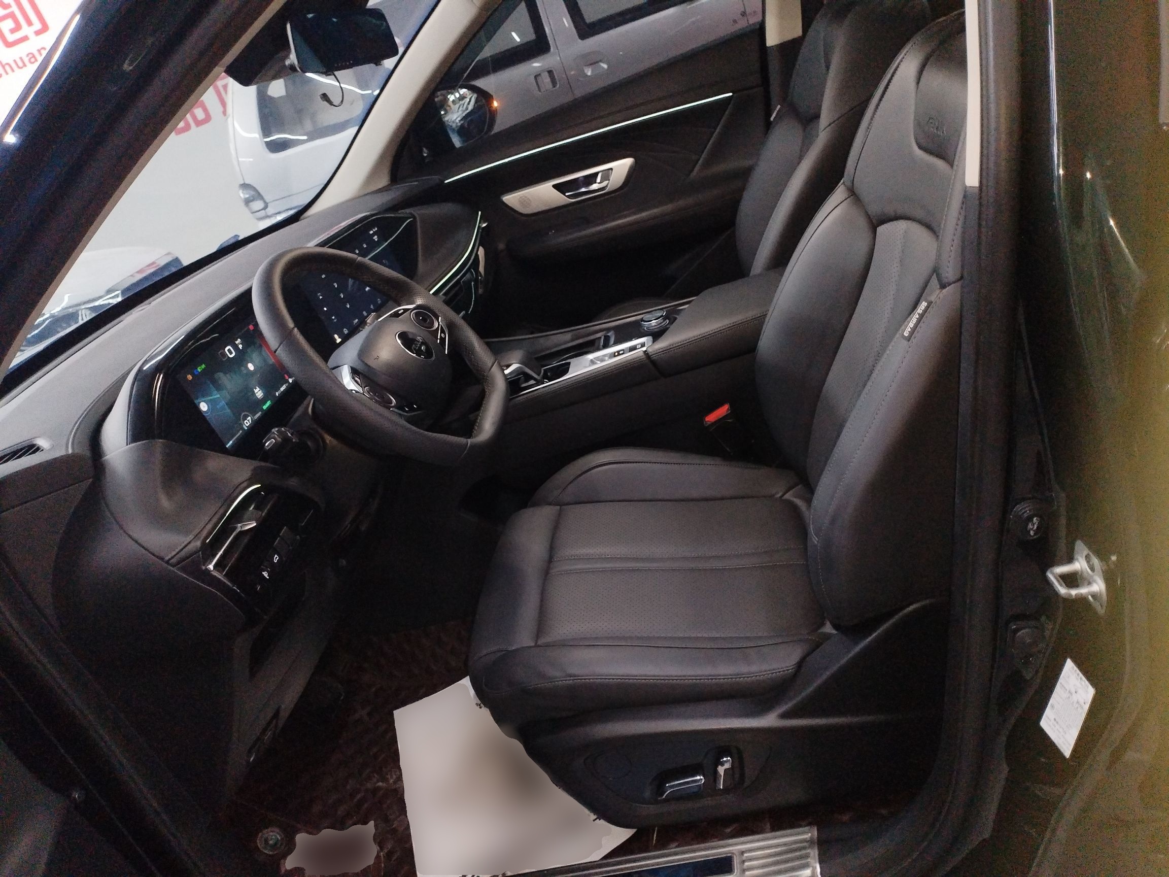 المقاعد الأمامية داخل السيارة