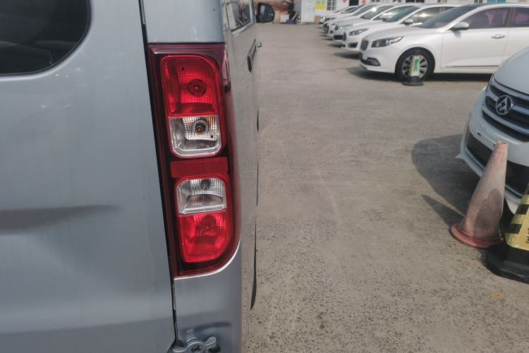 Used Wuling Yangguang 2024 300KM Comfort Version Passenger Van 75kW