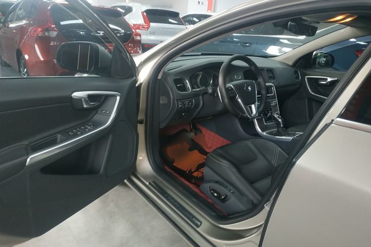 Used Volvo V60 2015 T5 Zhiya Edition
