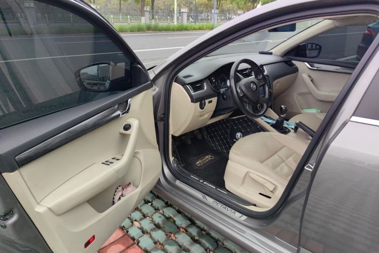 Used Skoda Octavia 2016 1.6L Manual Smart Drive Version Driver Seat