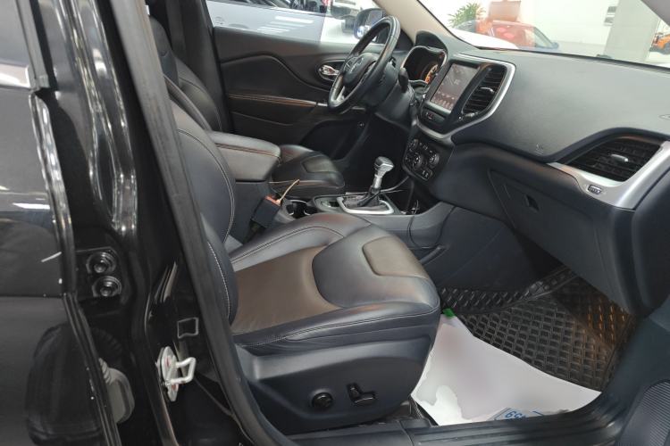 Used Jeep Cherokee 2020 2.0L Two-Wheel Drive Classic Sports Edition
