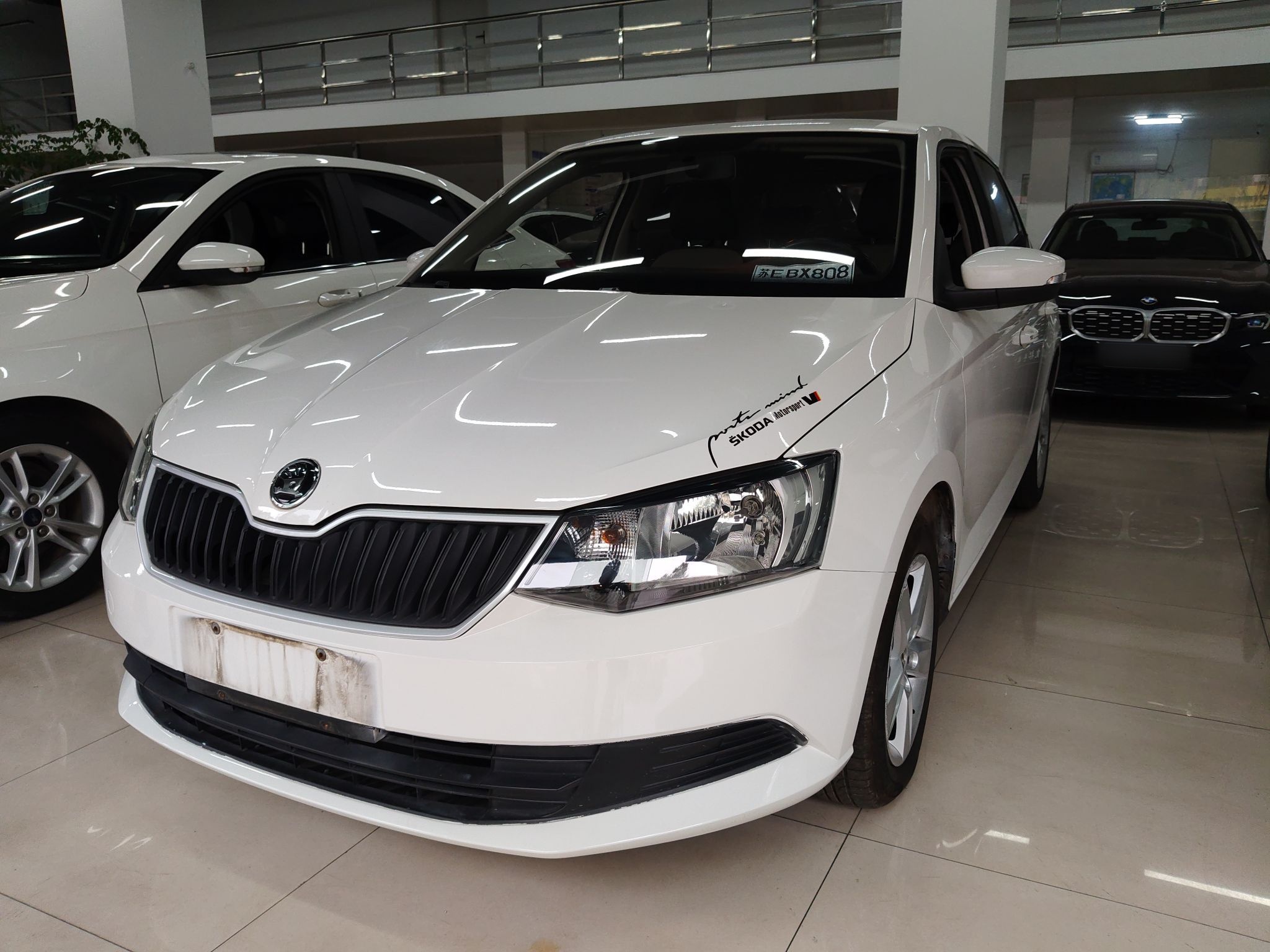 تحت مقدمة السيارة