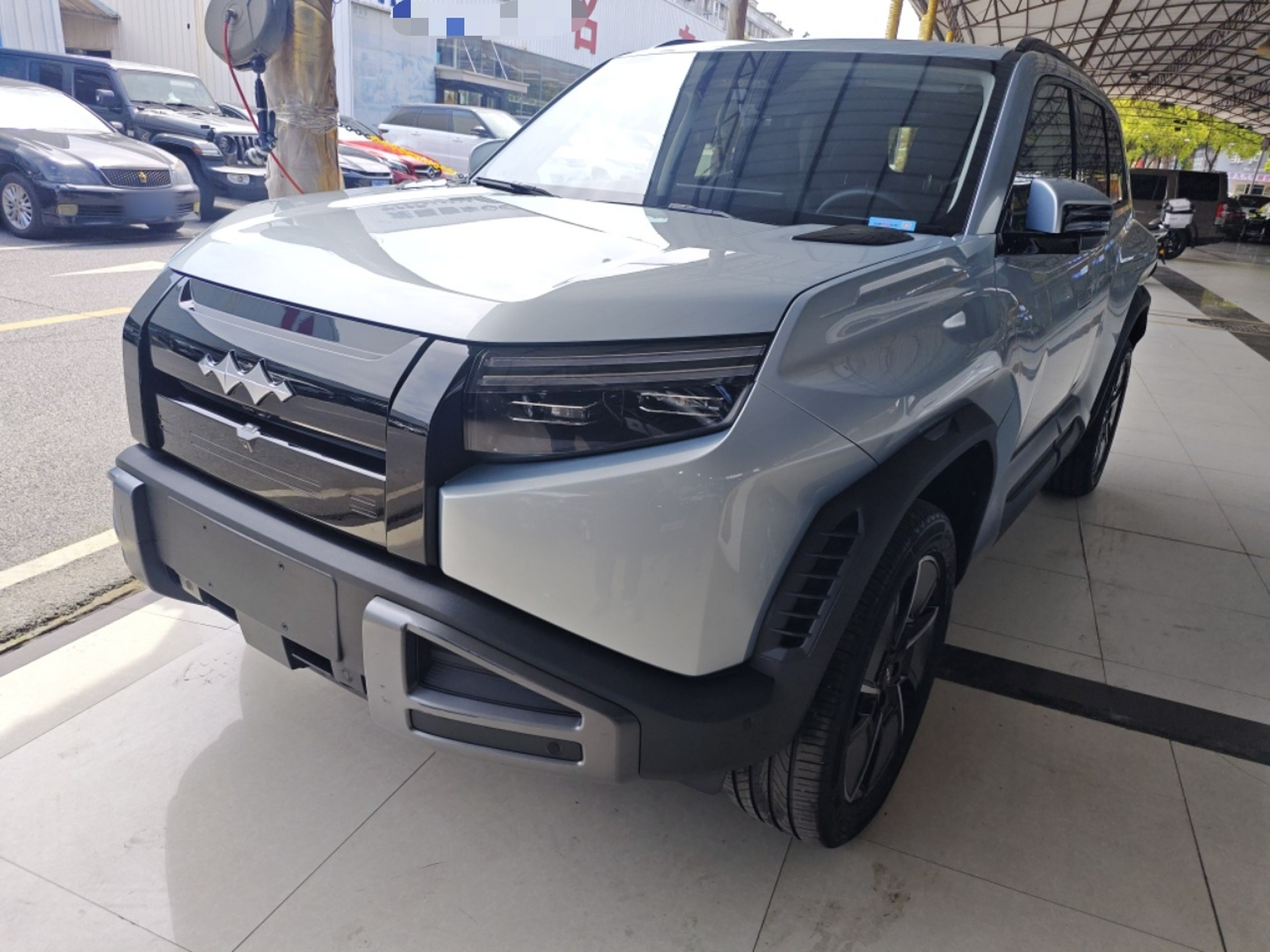 Под передней частью автомобиля