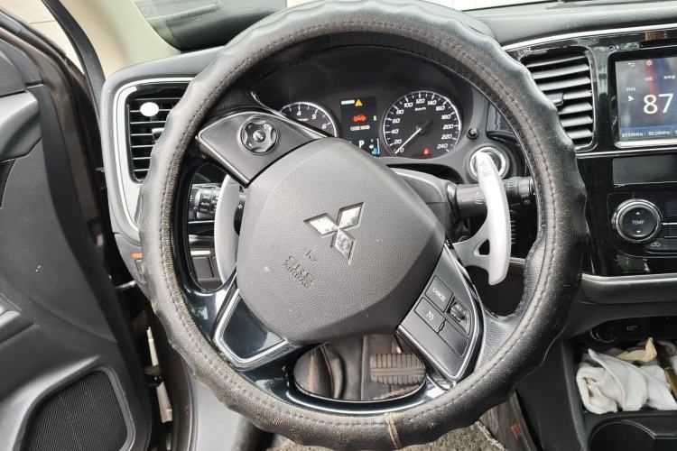 Used Mitsubishi Outlander 2016 2.4L 4x4 Elite Edition 7-Seater Steering Wheel