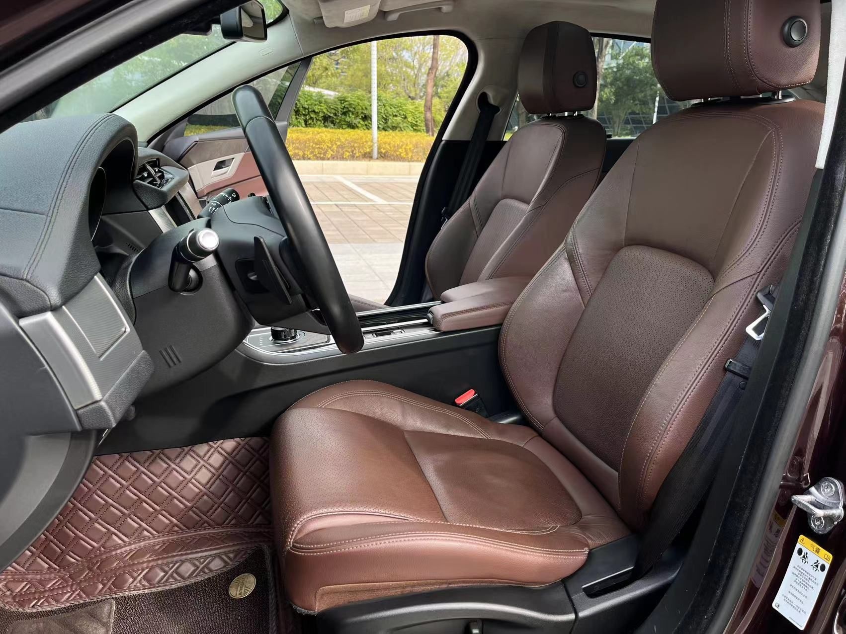 المقاعد الأمامية داخل السيارة