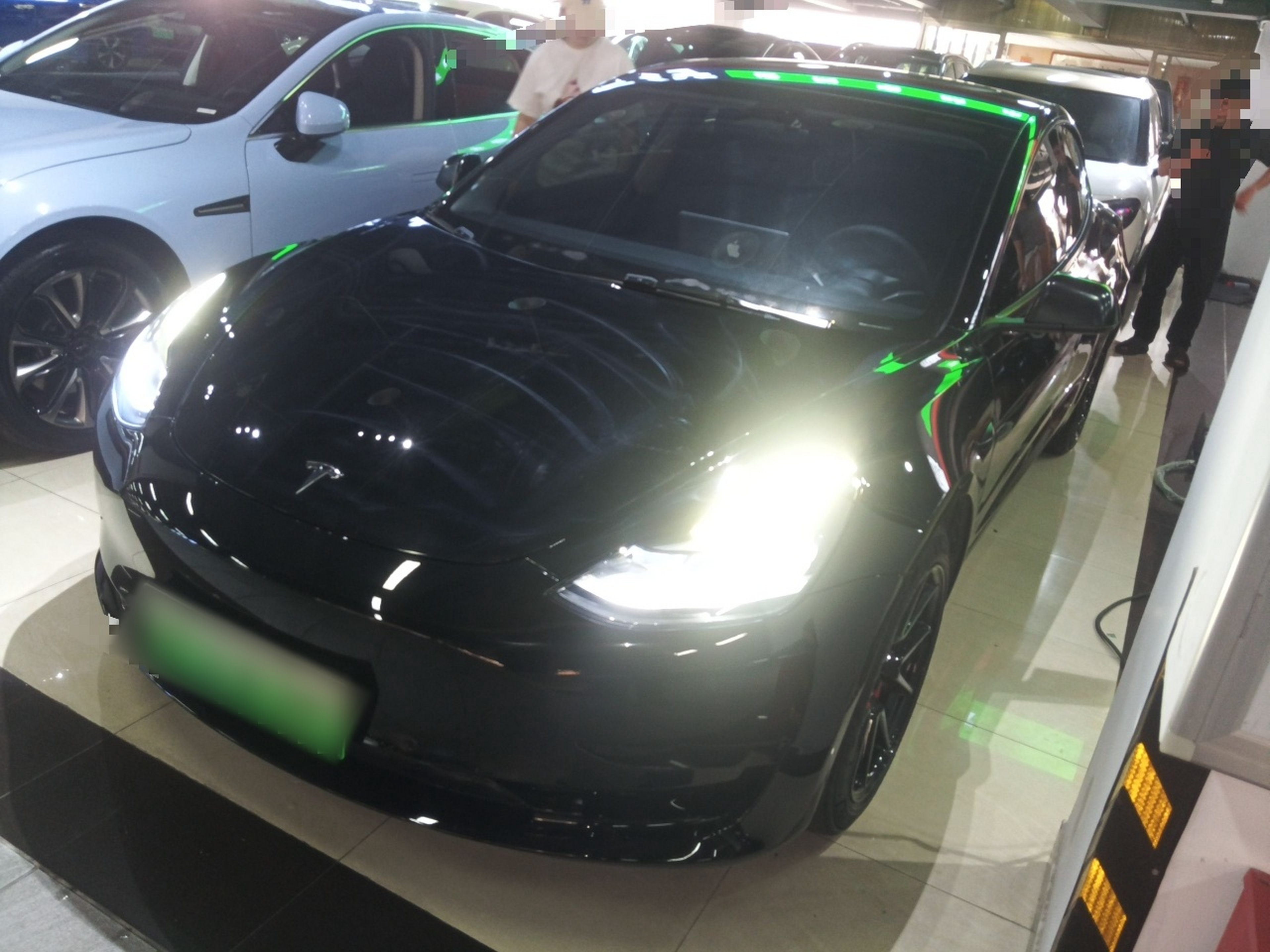 تحت مقدمة السيارة