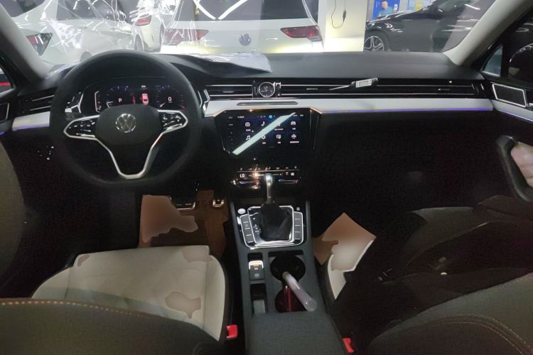 Used Volkswagen Magotan 2025 Zhongxiang Version 330TSI DSG Luxury Edition Center Console