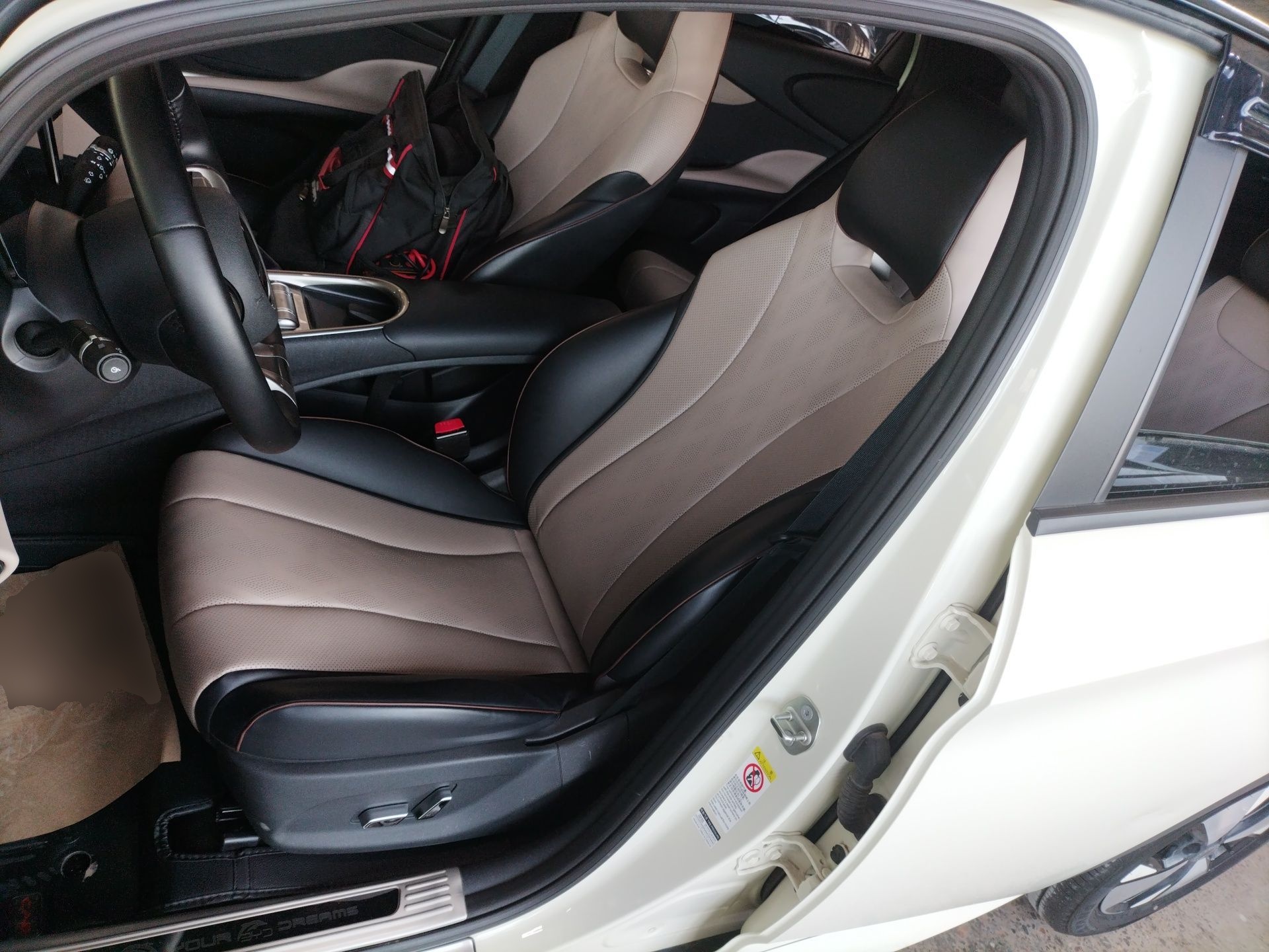 المقاعد الأمامية داخل السيارة