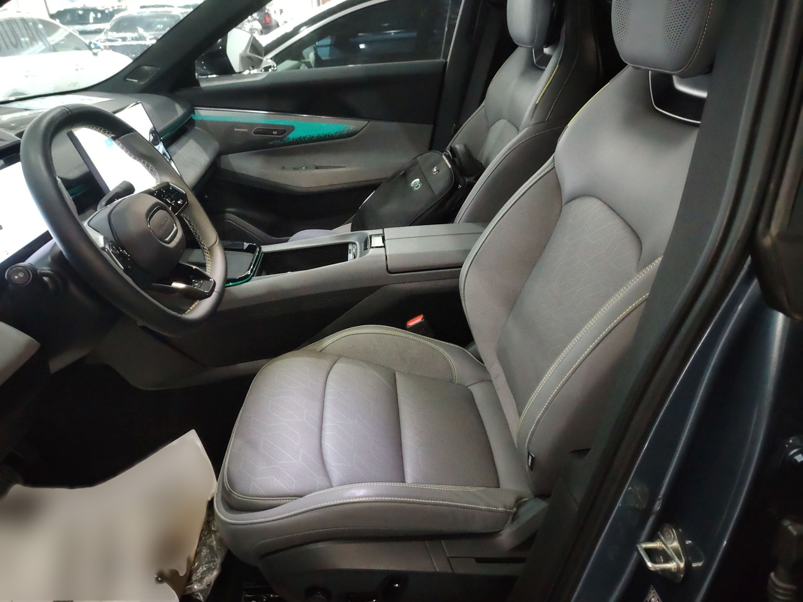 Переднее сиденье в автомобиле