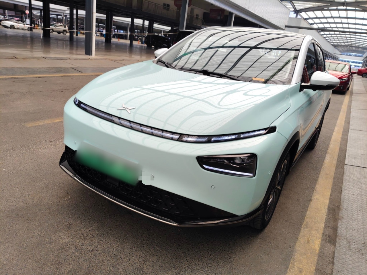 Под передней частью автомобиля