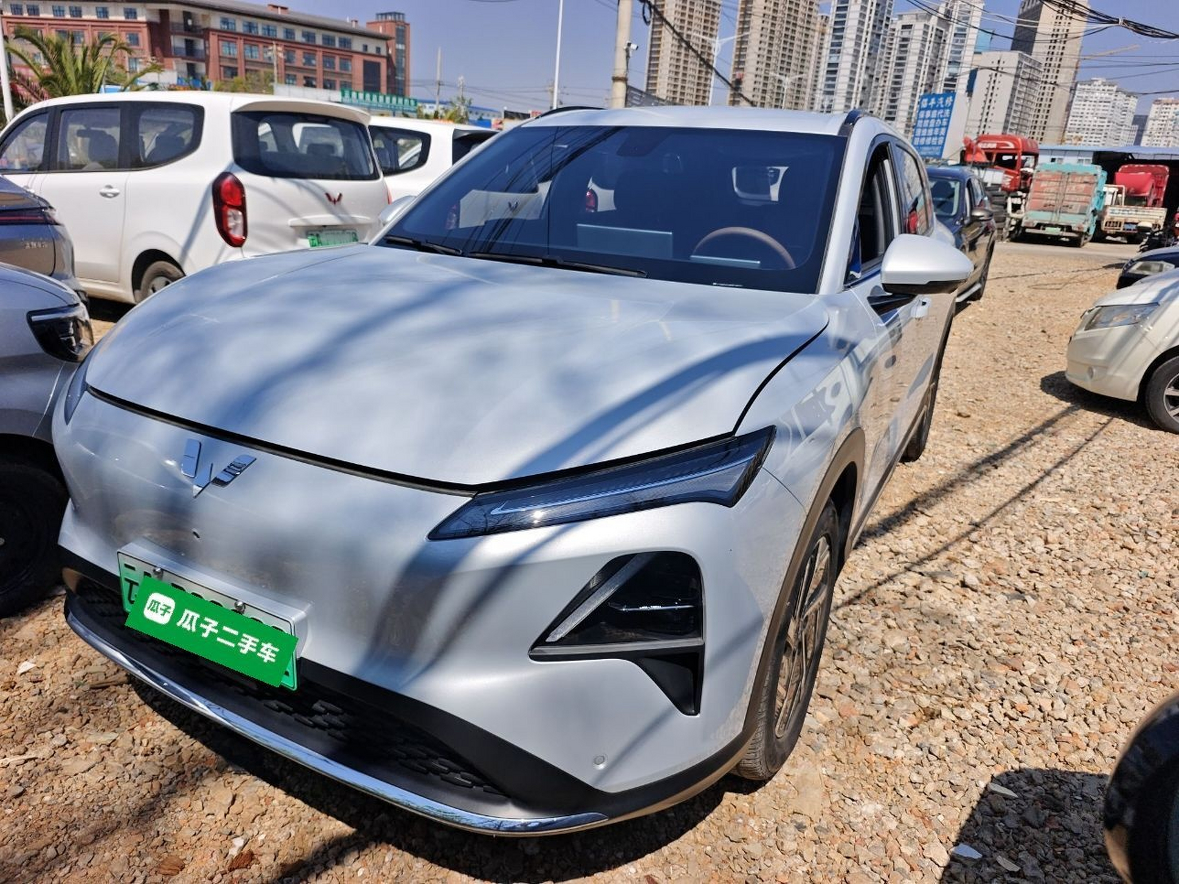 تحت مقدمة السيارة