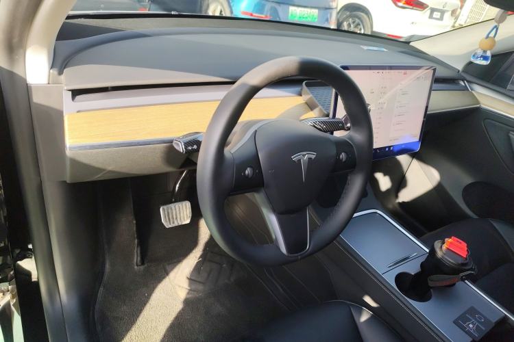 Used Tesla Model Y 2023 Long-Range All-Wheel-Drive Version
