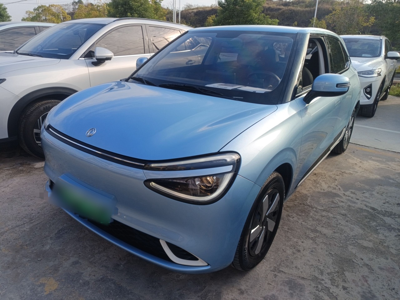 Под передней частью автомобиля