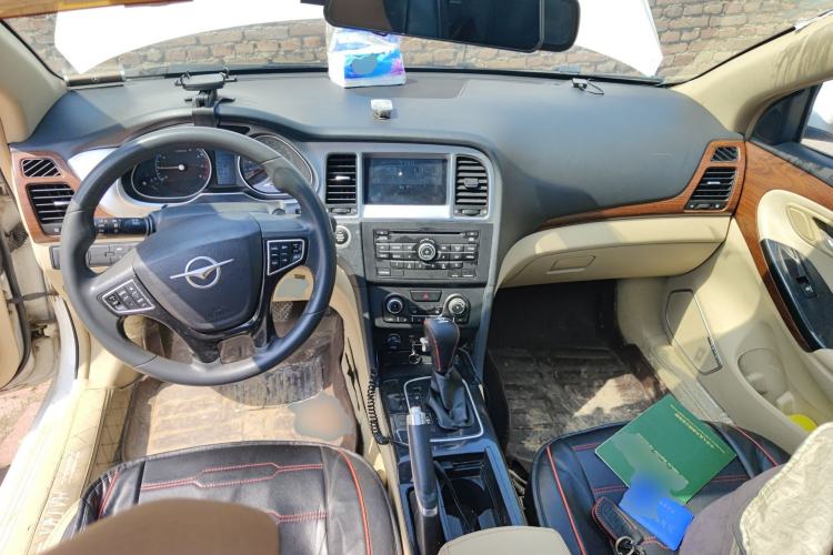 Used Haima M8 2017 1.8T Automatic Model Center Console