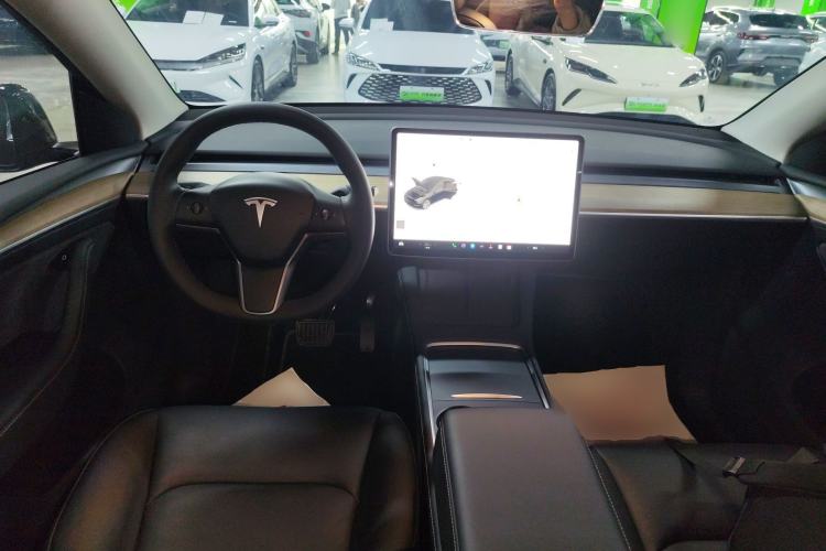 Used Tesla Model Y 2021 Standard Range Rear-Wheel Drive Version Center Console