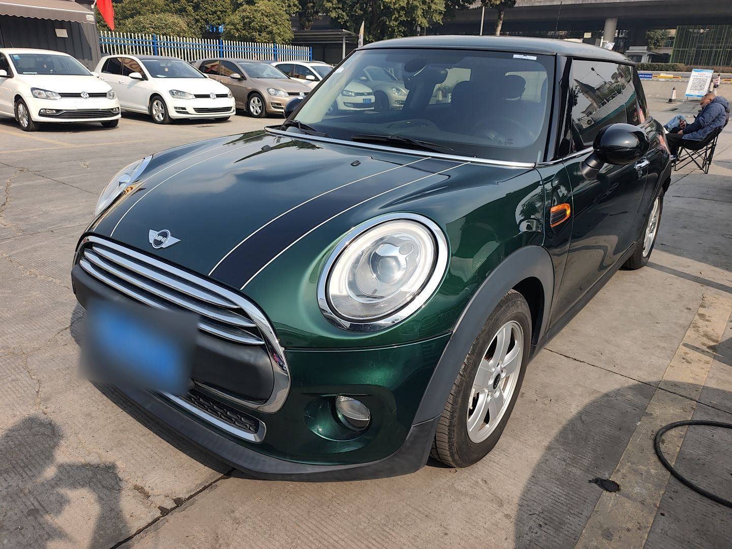 تحت مقدمة السيارة