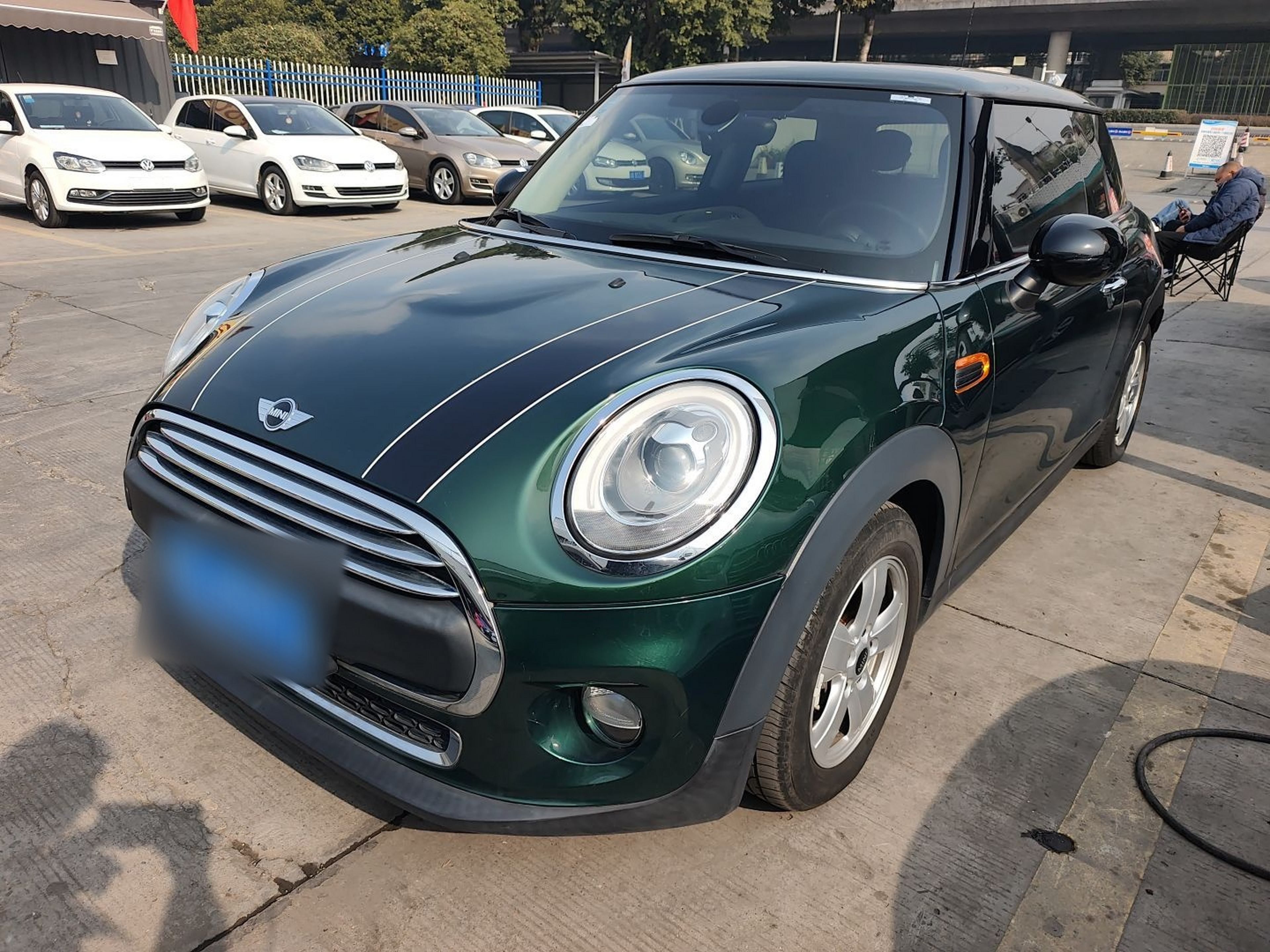 تحت مقدمة السيارة