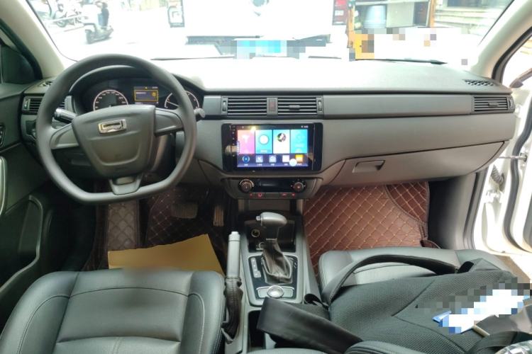 Used Qoros 3 2018 Sedan 1.6L Automatic Leading Model Center Console