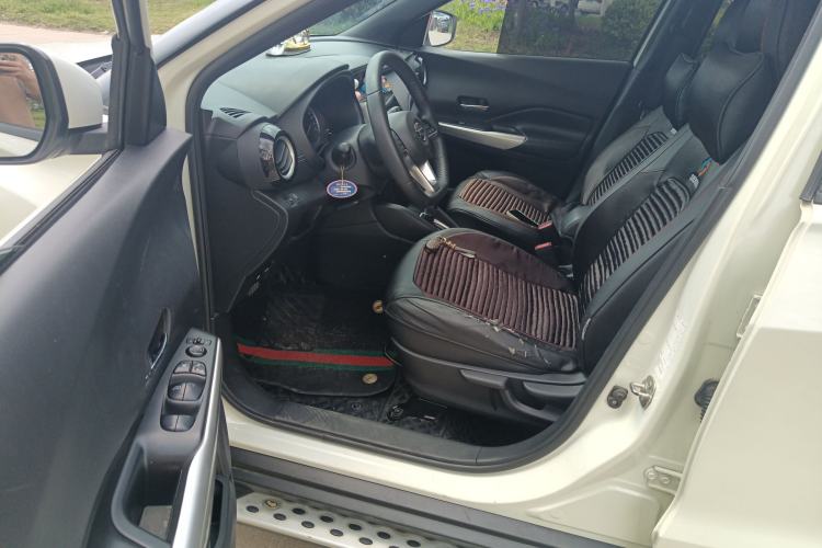 Used Nissan Kicks 2018 1.5L CVT Smart Connect Luxury Edition Left Front Seat