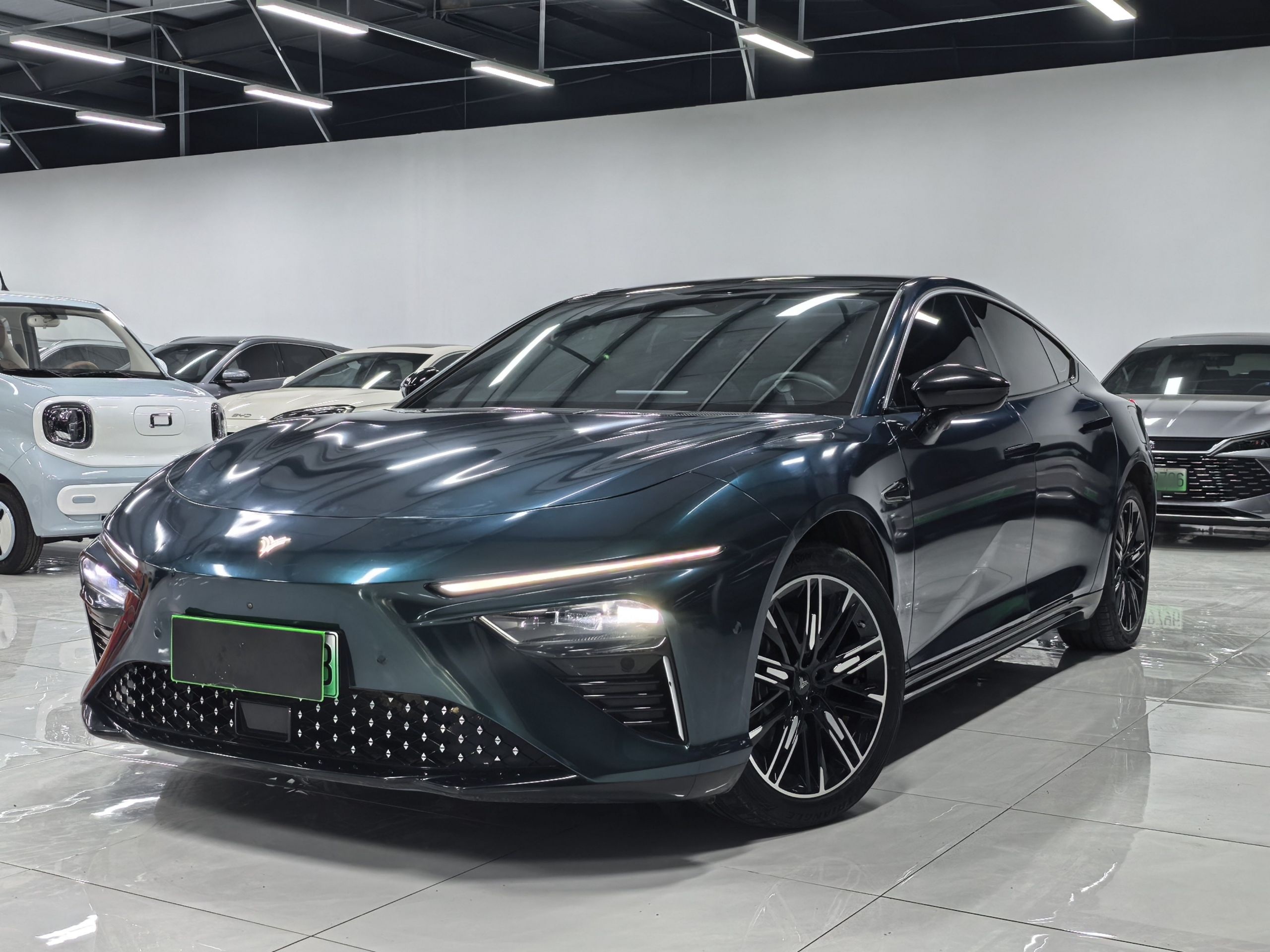 تحت مقدمة السيارة