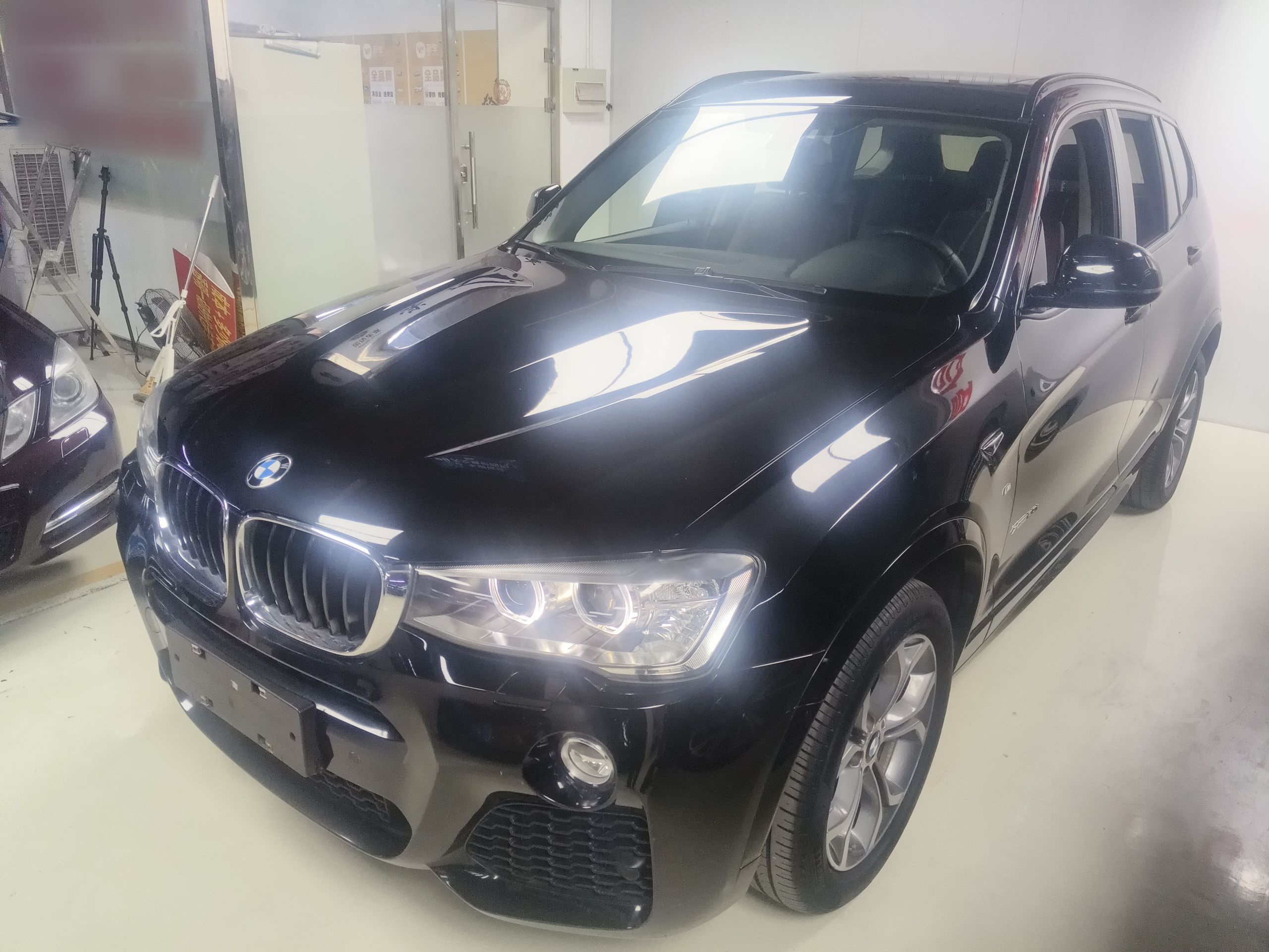 Под передней частью автомобиля