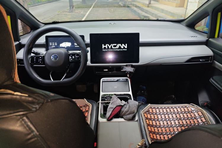 Used Hycan Z03 2022 510 km Range Trendy Cool Version 160 kW 61.13 kWh Center Console