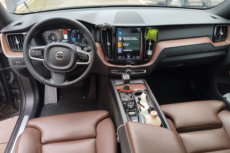 Used Volvo XC60 2021 T5 4x4 Smart Luxury Edition Center Console