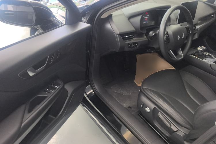 Used Hongqi E-QM5 2022 431 km Charge & Enjoy Edition