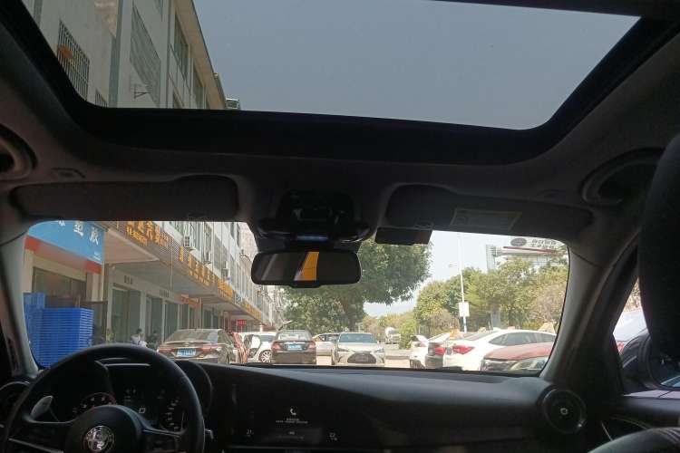 Used Alfa Romeo Giulia 2017 2.0T 280HP Luxury Edition
