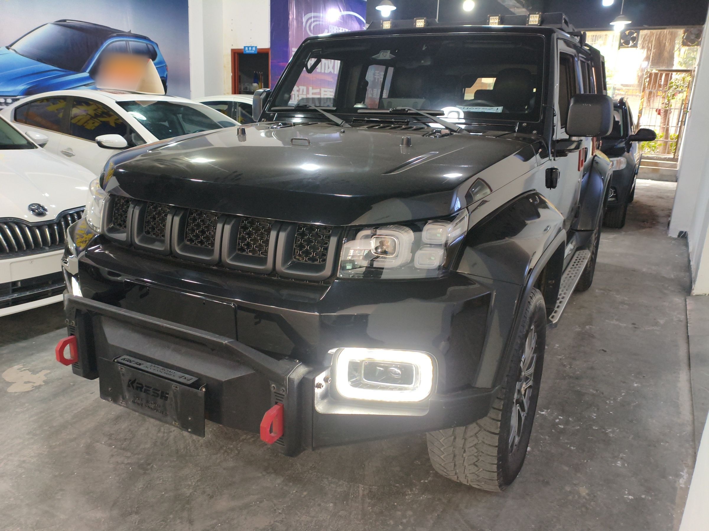 تحت مقدمة السيارة