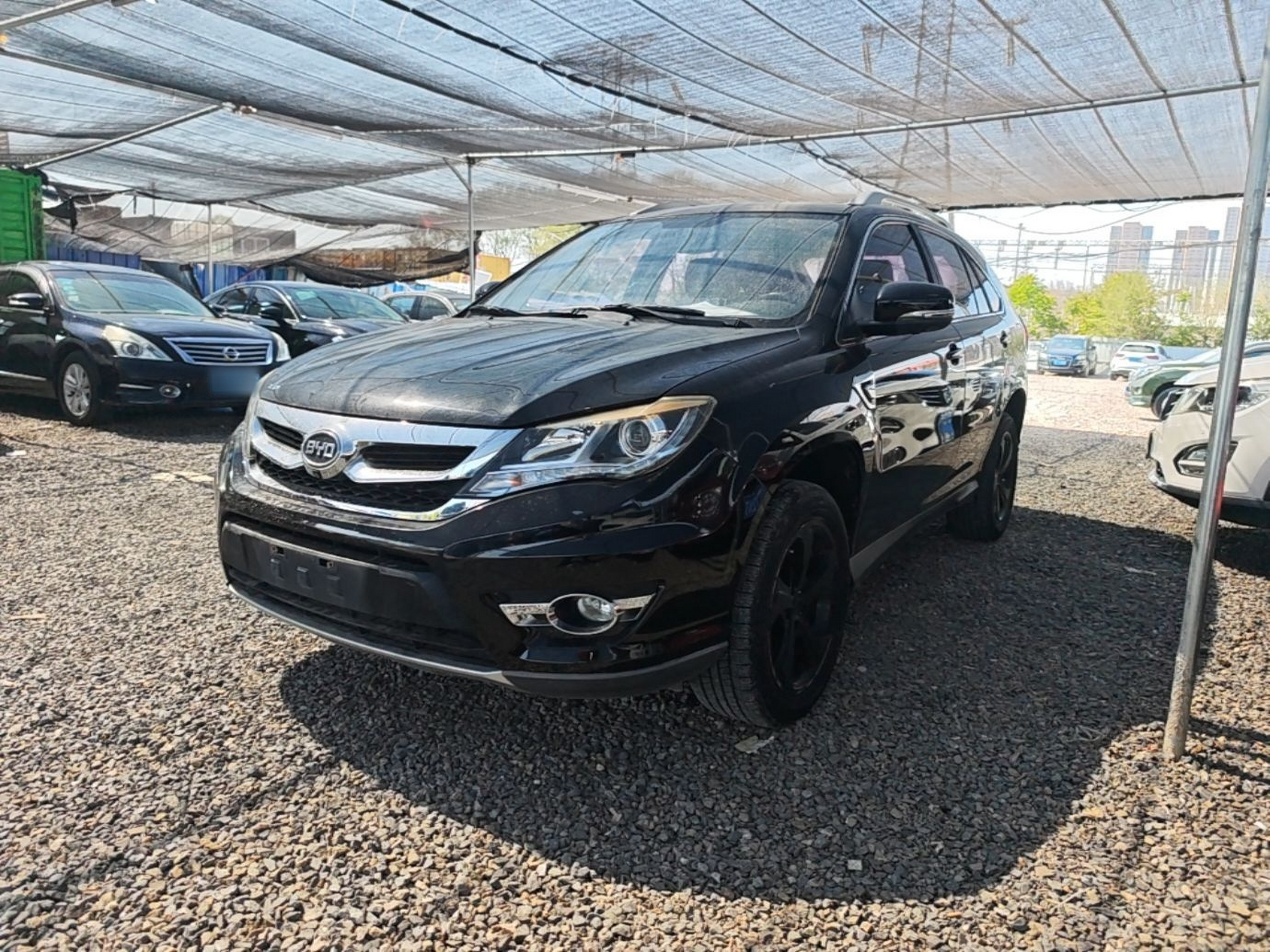 Под передней частью автомобиля
