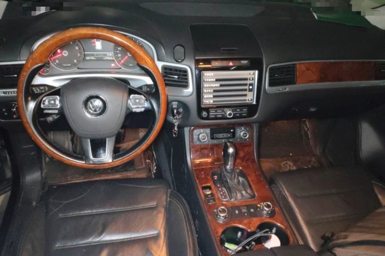 Used Volkswagen Touareg 2011 3.0 TSI Comfort Version Center Console