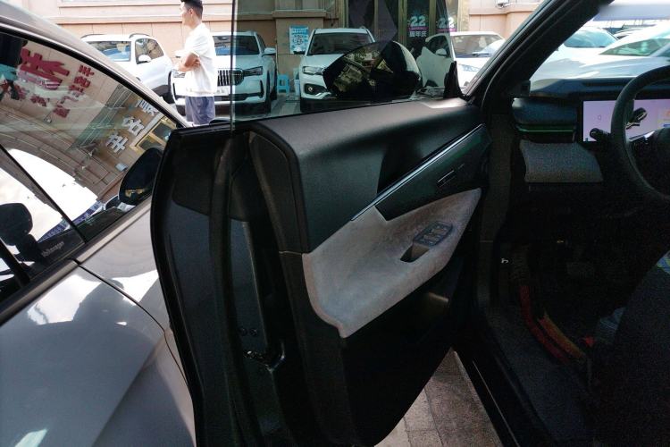 Used Lynk & Co 08 EM-P 2025 120km Long-Range Halo Interior 7