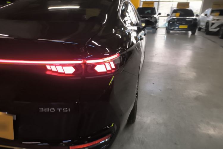 Used Volkswagen Magotan 2024 380TSI DSG Prestige Edition DaMai Package Right Rear Taillight