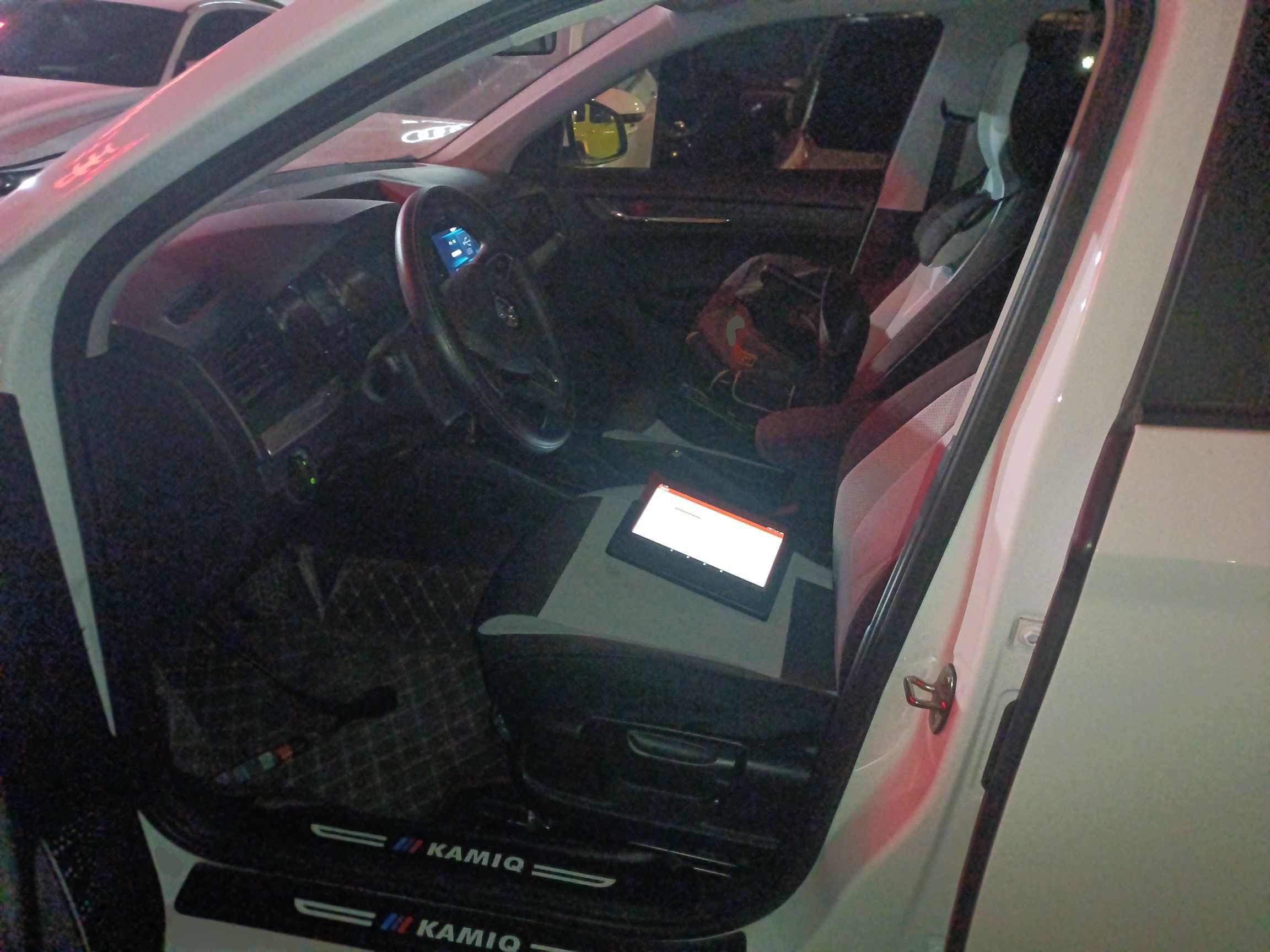 المقاعد الأمامية داخل السيارة