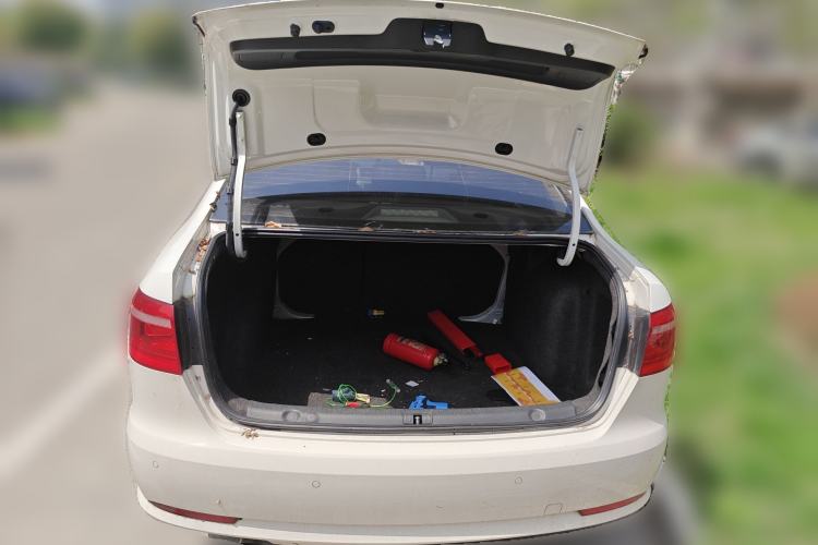 Used Volkswagen Lavida 2013 1.6L Automatic Luxury Edition Trunk