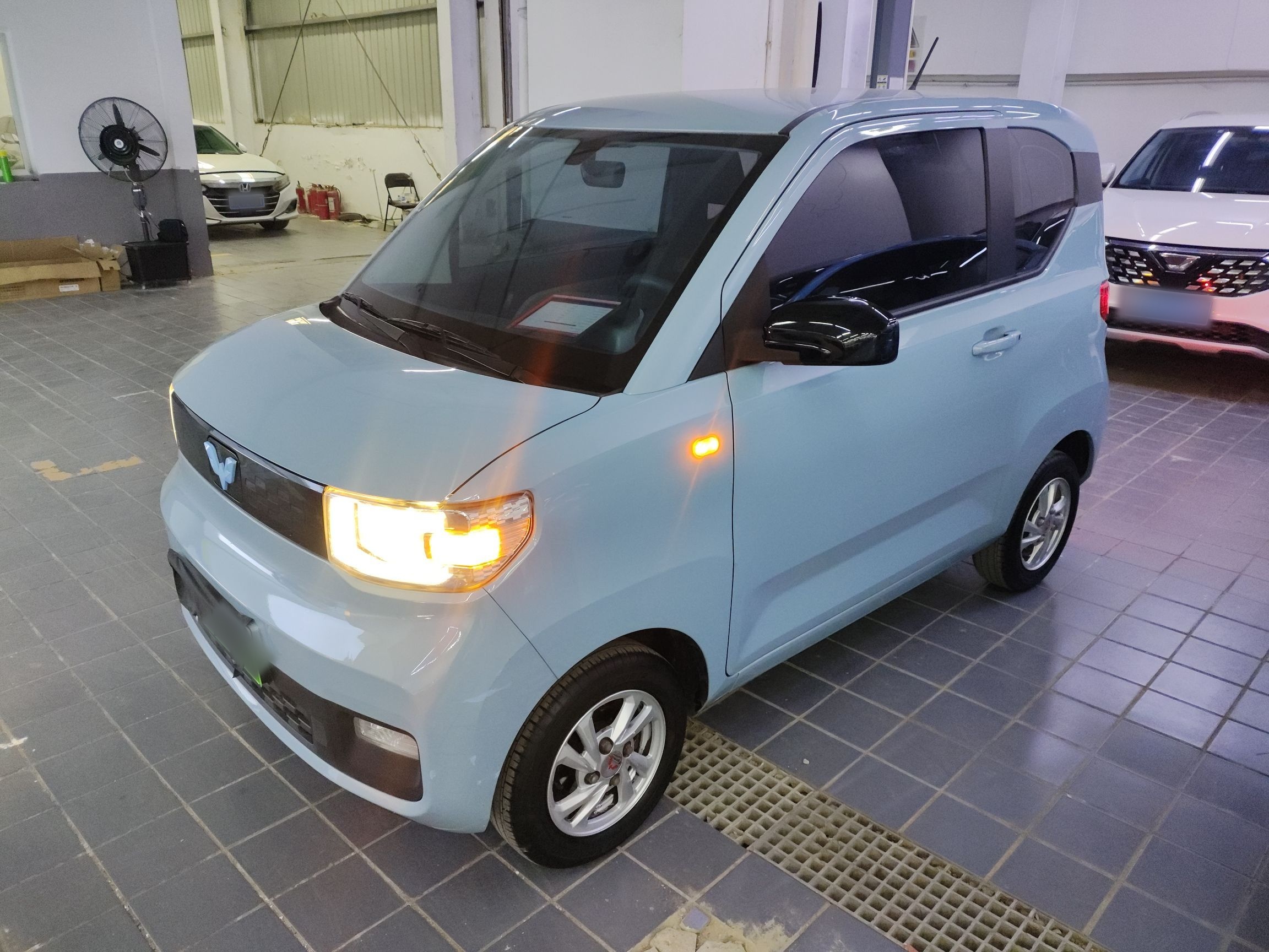 Под передней частью автомобиля