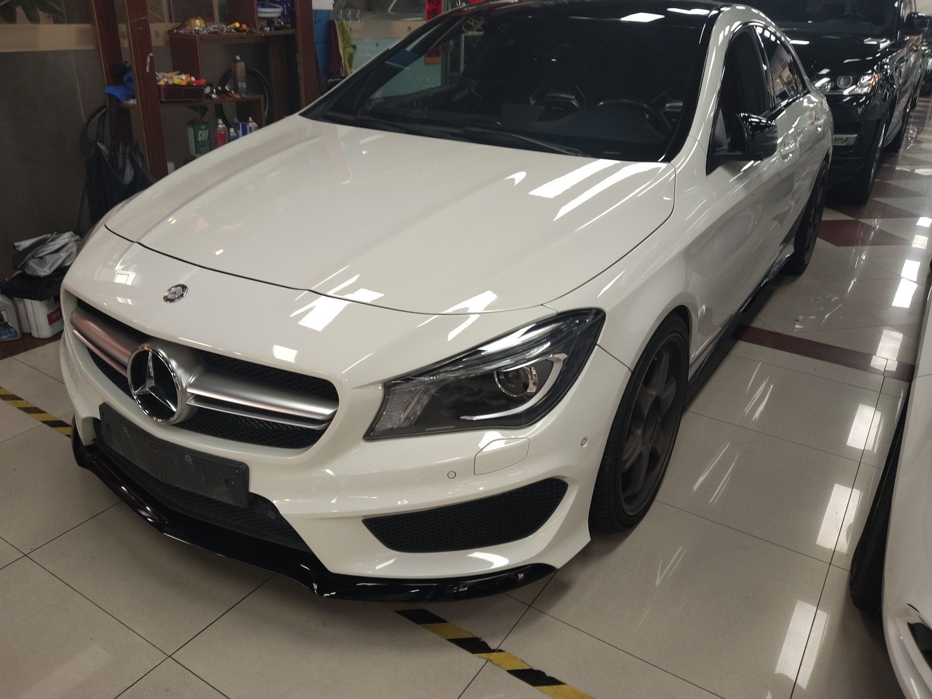 تحت مقدمة السيارة