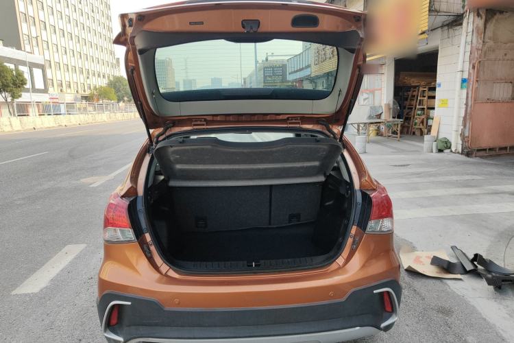 Used Soueast V6 Lingshi 2015 CROSS 1.5L CVT ZhiZun Model
