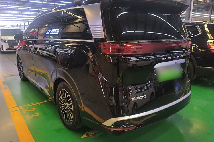 Used Denza D9 2025 DM-i Smart Drive 1020 Four-Wheel Drive Deluxe Model
