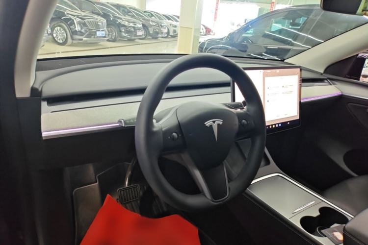 Used Tesla Model Y 2023 Long-Range All-Wheel-Drive Version Center Console