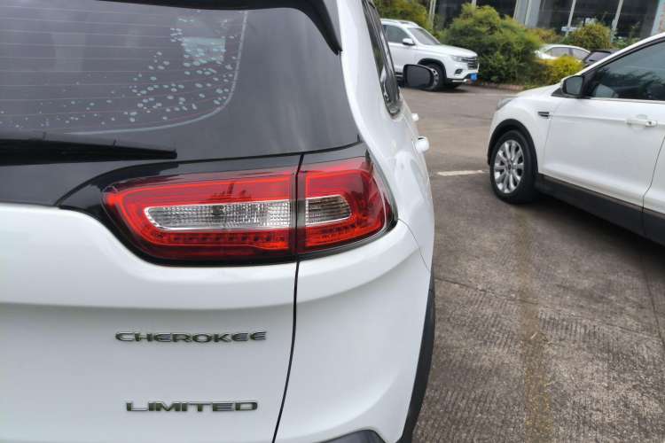 Used Jeep Cherokee 2017 2.0L Superior Edition