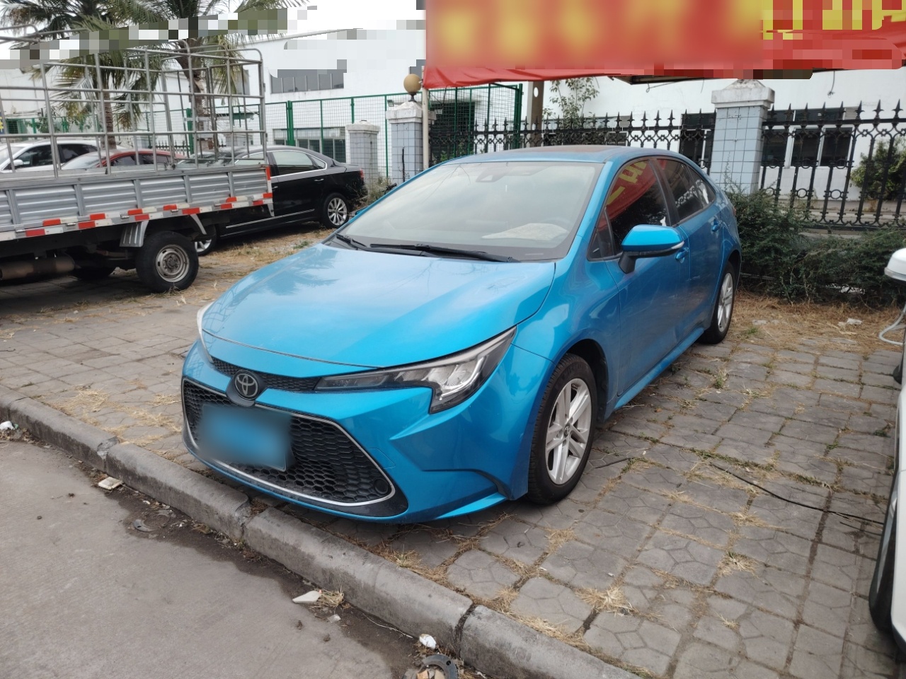 تحت مقدمة السيارة