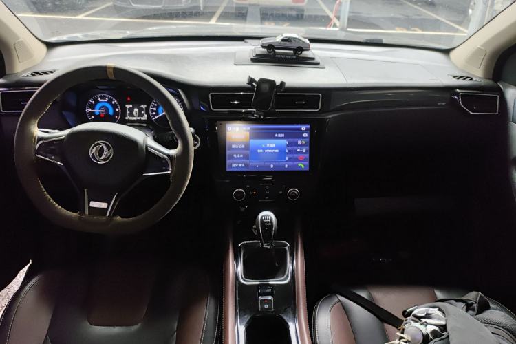 Used Dongfeng Fengon 580 2017 1.5T Manual Luxury Model Center Console