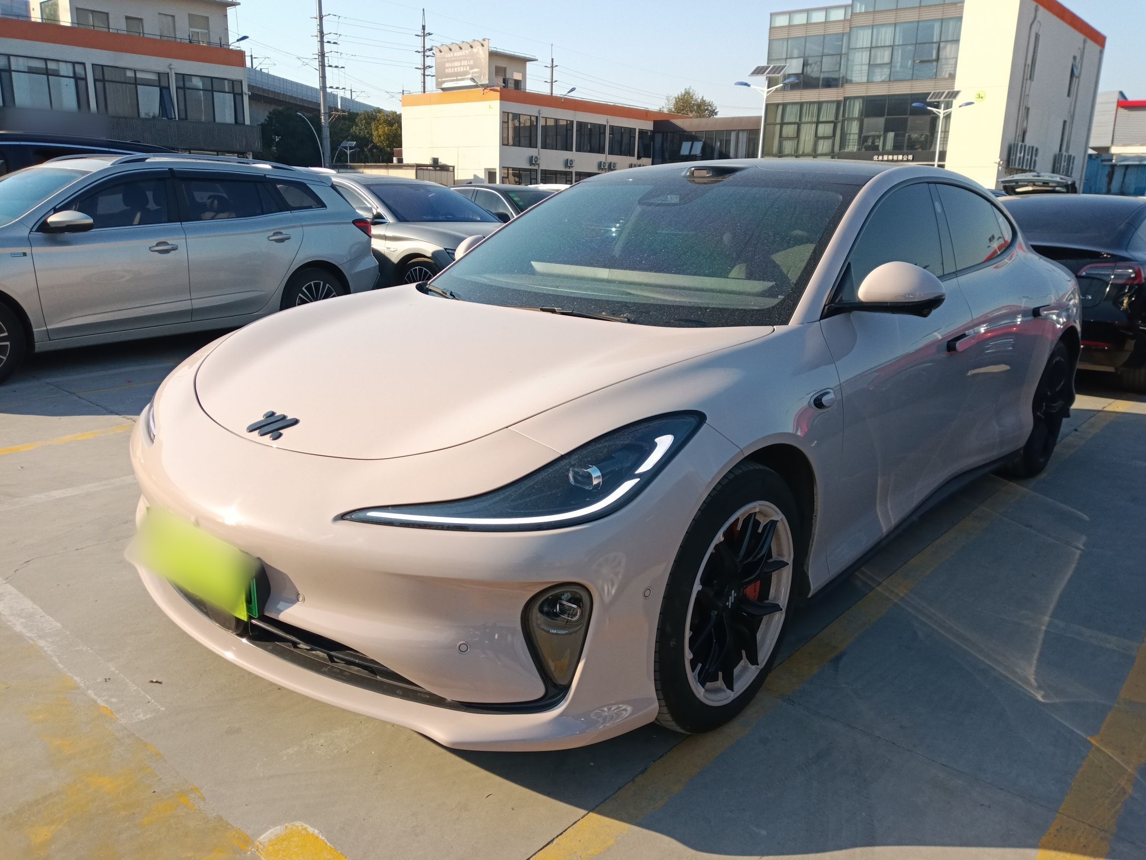 Под передней частью автомобиля