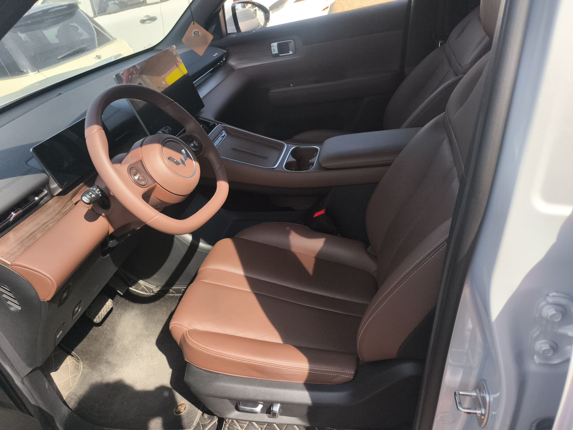 المقاعد الأمامية داخل السيارة